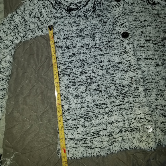 Black and white ZiZi sweater - Picture 5 of 5
